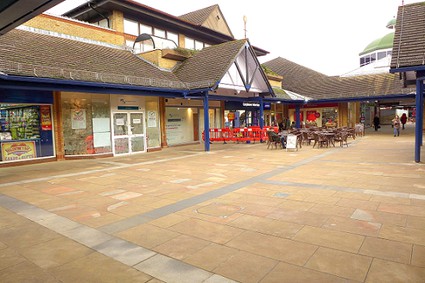 one storey shopping centre courtyard